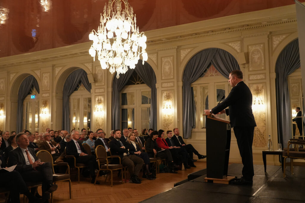 Staatsminister Thomas Byrne vor dem Berner Publikum. Photo Naomi Junod Vermoesen.